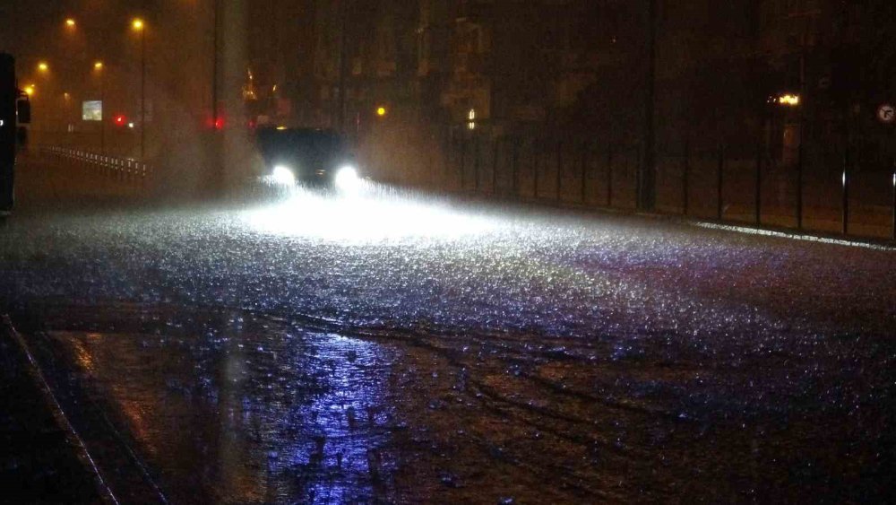 Antalya’da Sağanak Yolları Göle Döndürdü: Çok Sayıda Araç Mahsur Kaldı