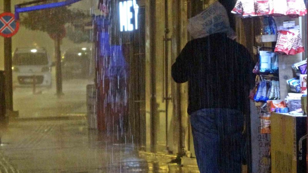 Antalya’da Sağanak Yolları Göle Döndürdü: Çok Sayıda Araç Mahsur Kaldı