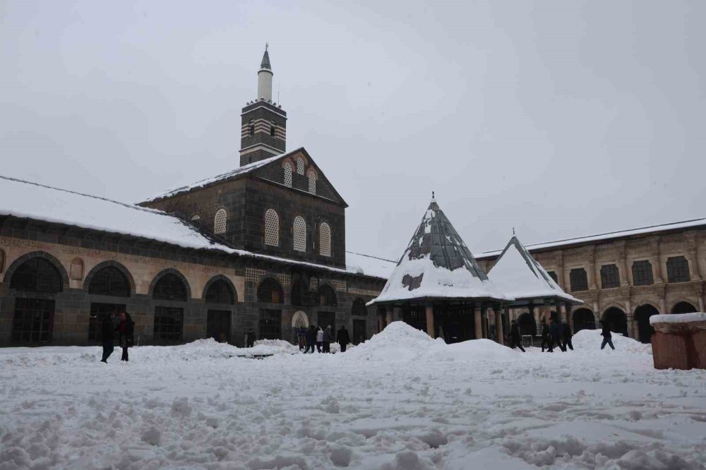 Beyaza Bürünen 10 Bin Yıllık Kent Dronla Görüntülendi
