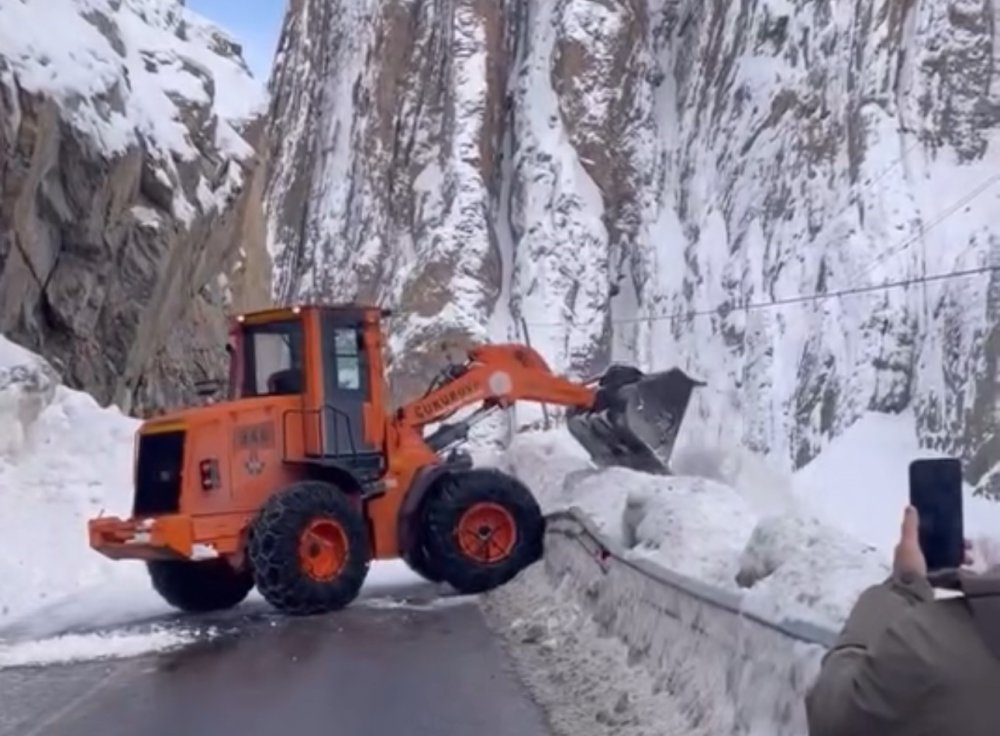 Hakkari-Yüksekova Kara Yoluna Çığ Düştü