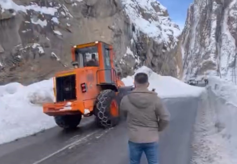 Hakkari-Yüksekova Kara Yoluna Çığ Düştü
