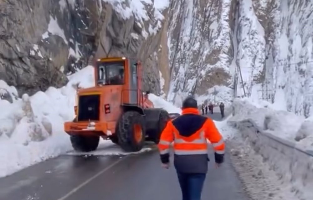 Hakkari-Yüksekova Kara Yoluna Çığ Düştü