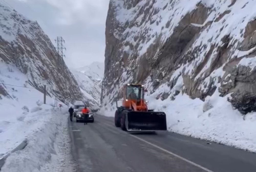 Hakkari-Yüksekova Kara Yoluna Çığ Düştü