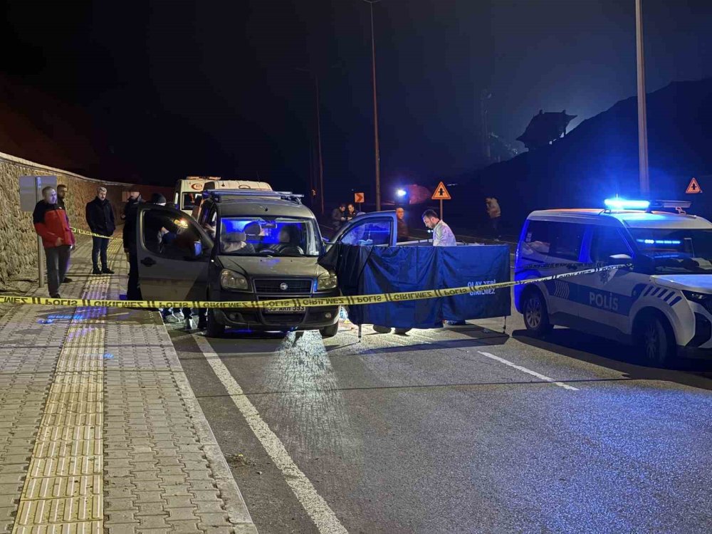 Yasak İlişki Yaşadığı Sevgilisini Boğazını Keserek Öldürdü