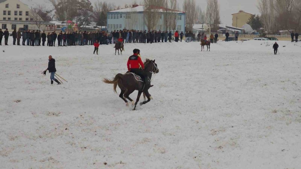 Aşkale’de Cirit Coşkusu: Dostluk Müsabakası İlgiyle İzlendi