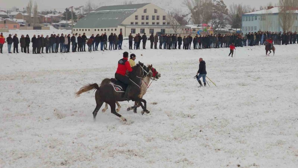 Aşkale’de Cirit Coşkusu: Dostluk Müsabakası İlgiyle İzlendi