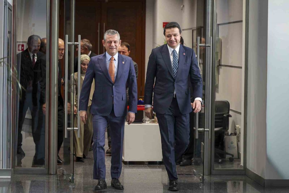 CHP Genel Başkanı Özel ile Saadet Partisi Genel Başkanı Arıkan Bir Araya Geldi