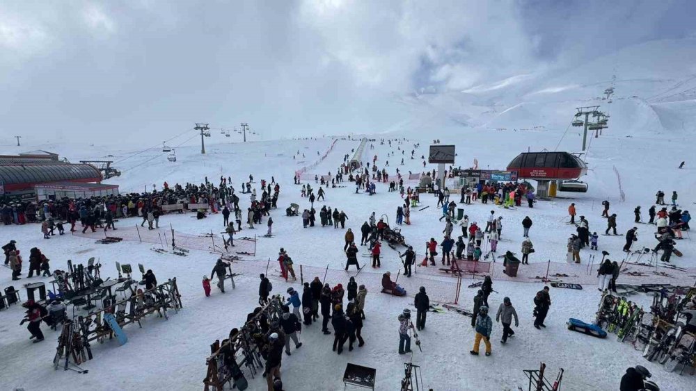 Erciyes Hafta Sonu 320 Bin Kişiyi Ağırladı