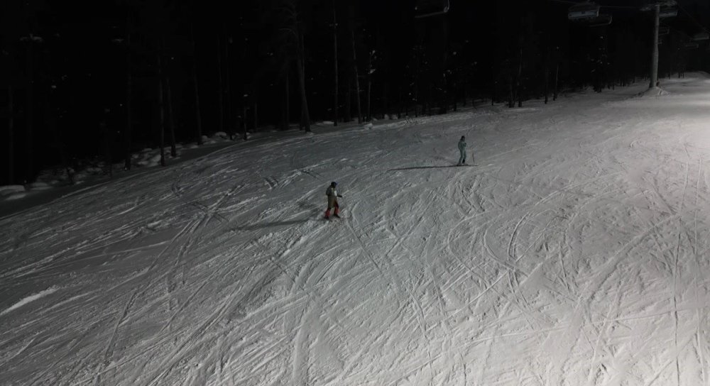 Kristal Karların Üzerinde Gece Mesaisi: Sarıkamış’ta Işıklar Altında Kayak Keyfi