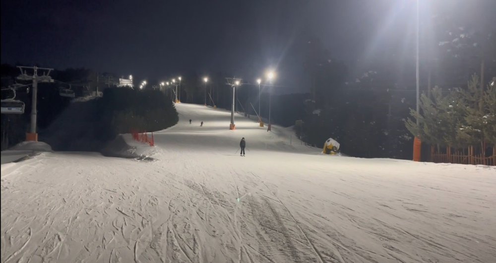 Kristal Karların Üzerinde Gece Mesaisi: Sarıkamış’ta Işıklar Altında Kayak Keyfi