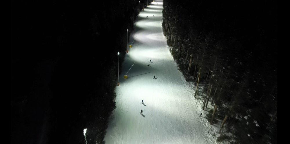 Kristal Karların Üzerinde Gece Mesaisi: Sarıkamış’ta Işıklar Altında Kayak Keyfi