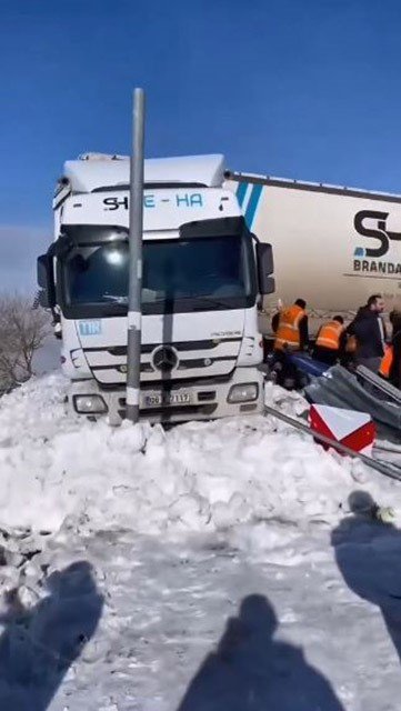 Sahara Geçidi’nde Buzlanma Kazaya Neden Oldu