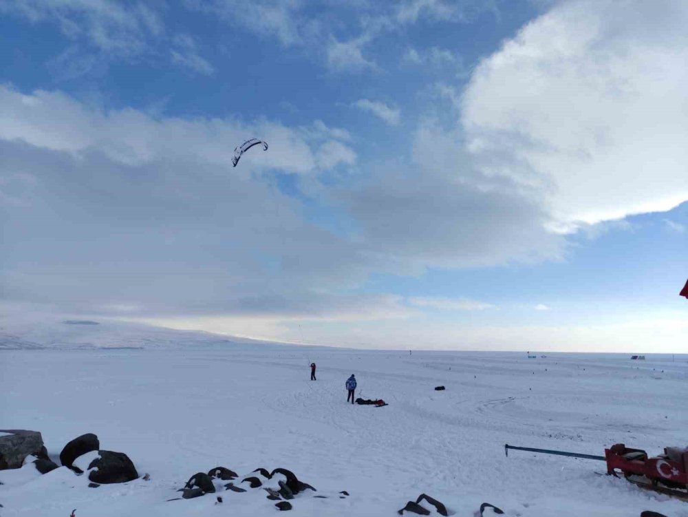 Çıldır Gölü’nde Paraşütle Uçma Heyecanı Yaşandı