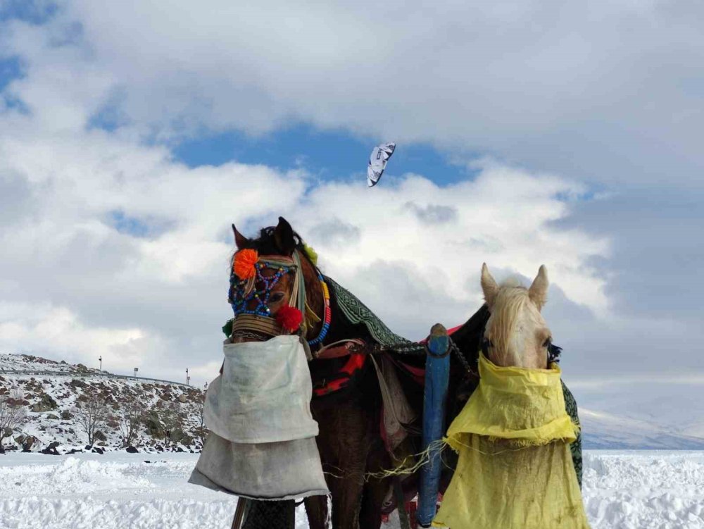 Çıldır Gölü’nde Paraşütle Uçma Heyecanı Yaşandı