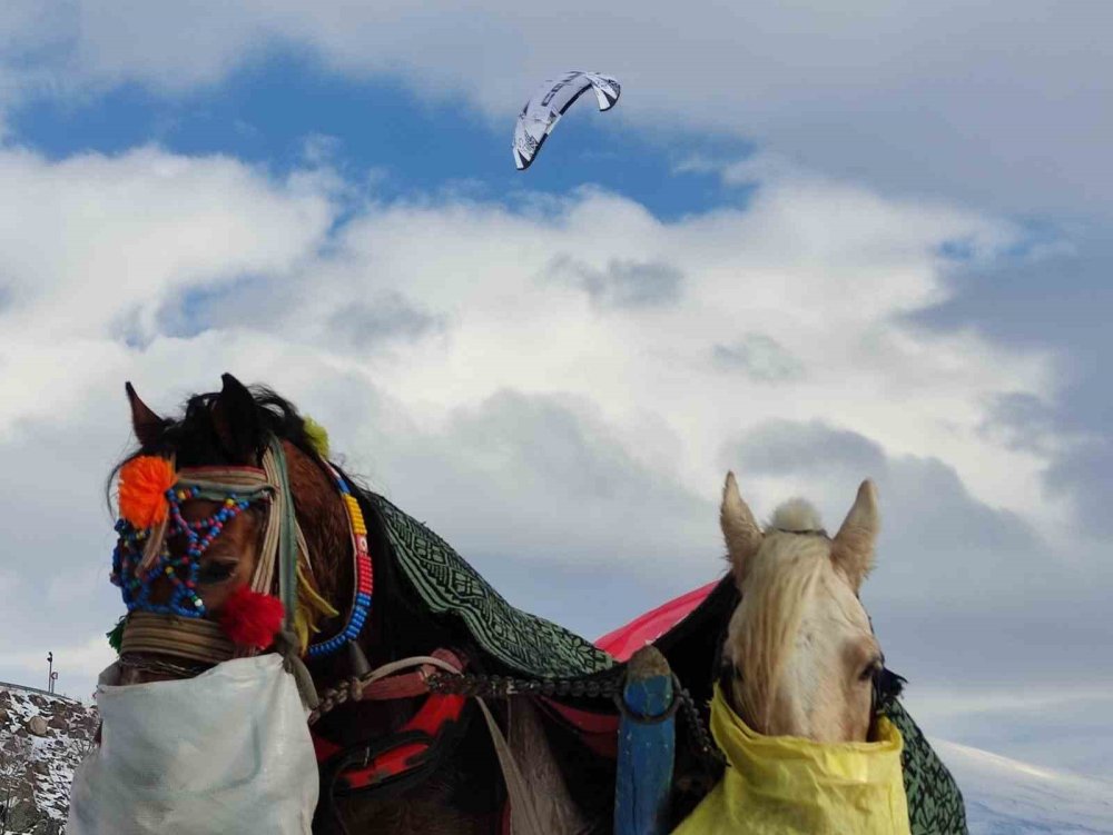 Çıldır Gölü’nde Paraşütle Uçma Heyecanı Yaşandı