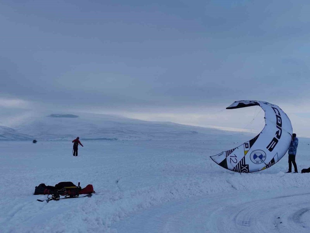 Çıldır Gölü’nde Paraşütle Uçma Heyecanı Yaşandı
