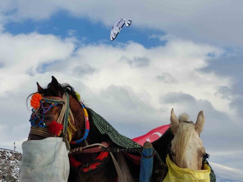Çıldır Gölü’nde Paraşütle Uçma Heyecanı Yaşandı