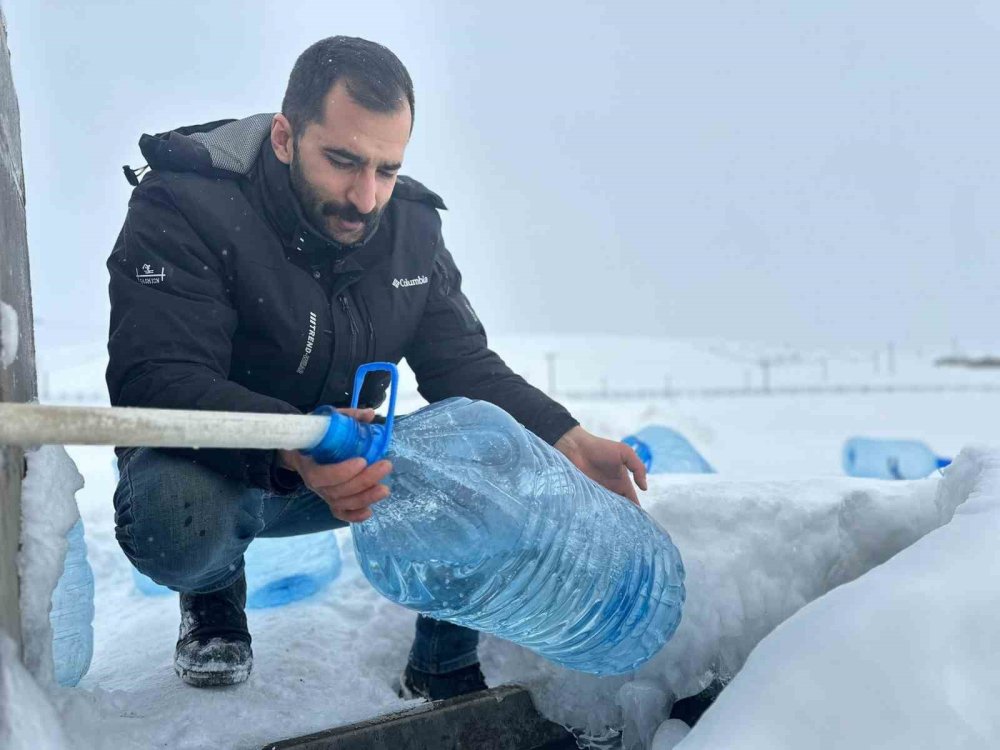 Erzurum Karayazı’da Su Hatları Dondu.. Vatandaşlar Çeşmelerden Bidonlarla Su Taşıdı