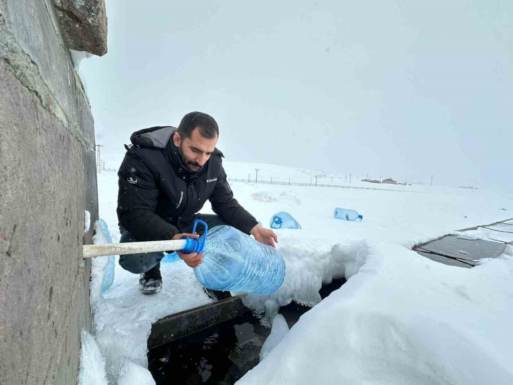 Erzurum Karayazı’da Su Hatları Dondu.. Vatandaşlar Çeşmelerden Bidonlarla Su Taşıdı