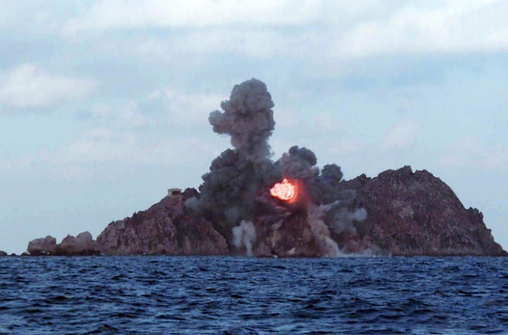 Kuzey Kore Büyük Kalibreli Çoklu Roketatar Sistemini Test Etti