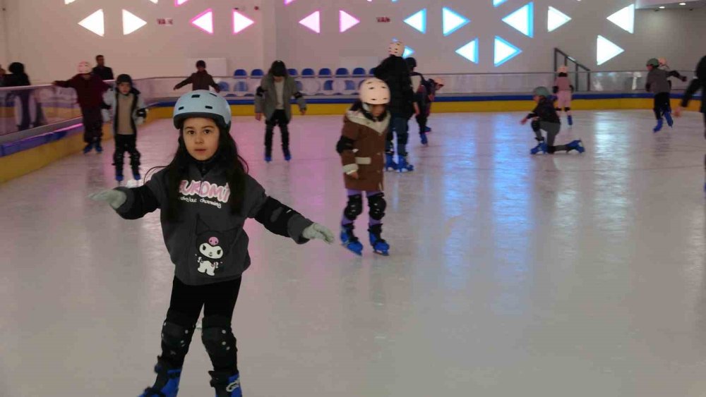 Buz Pateni Pisti Yarıyıl Tatilinde Çocukların Uğrak Noktası Oldu