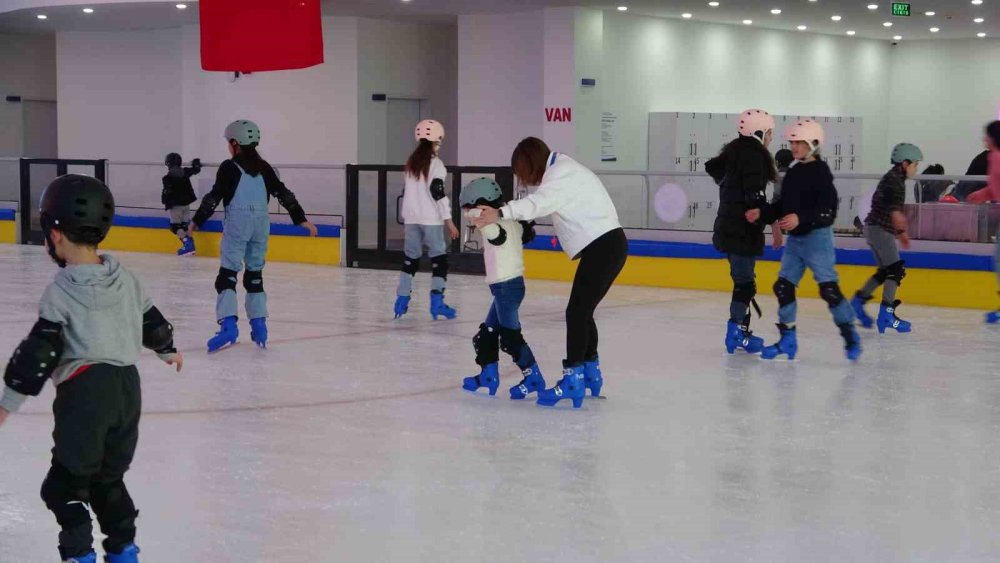 Buz Pateni Pisti Yarıyıl Tatilinde Çocukların Uğrak Noktası Oldu
