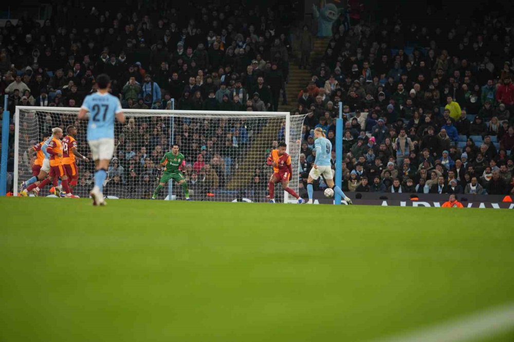 Galatasaray, Manchester'e Kaybetti Ama.. Şampiyonlar Ligi'nde Play-off Biletini Aldı!