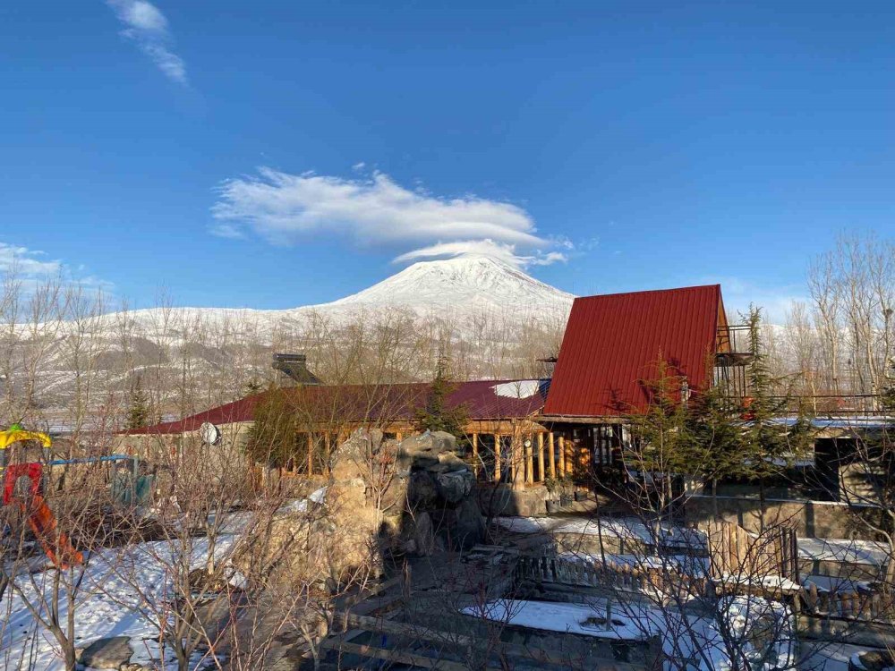 Kartpostallık Görüntüler.. Ağrı Dağı'nın Zirvesinde 'Mercek' Bulutu!