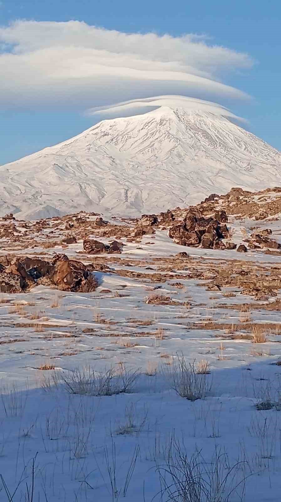 Kartpostallık Görüntüler.. Ağrı Dağı'nın Zirvesinde 'Mercek' Bulutu!
