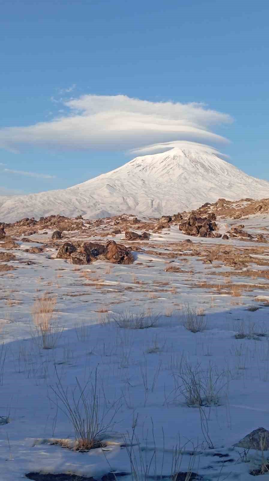 Kartpostallık Görüntüler.. Ağrı Dağı'nın Zirvesinde 'Mercek' Bulutu!