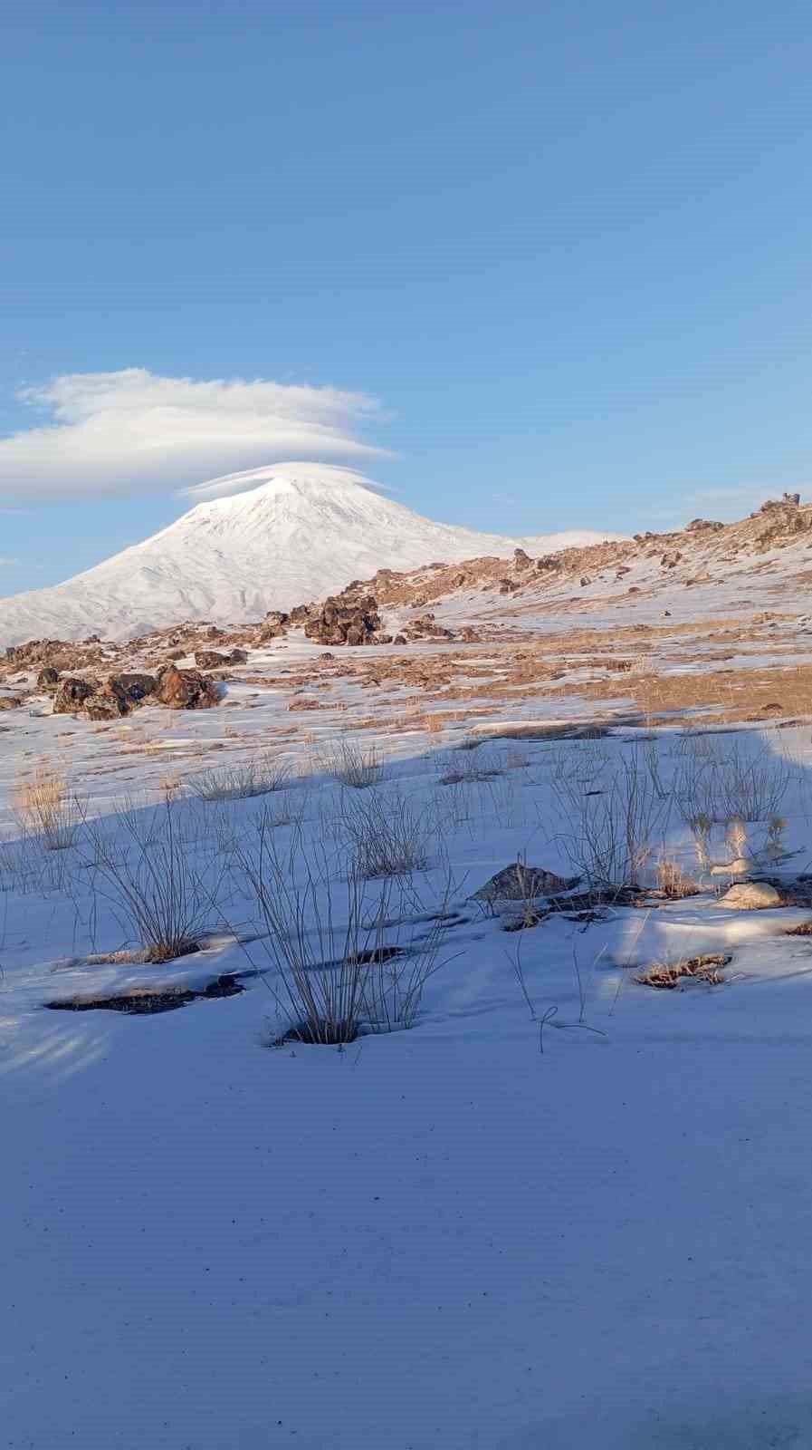 Kartpostallık Görüntüler.. Ağrı Dağı'nın Zirvesinde 'Mercek' Bulutu!