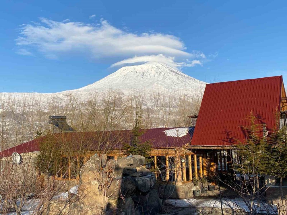 Kartpostallık Görüntüler.. Ağrı Dağı'nın Zirvesinde 'Mercek' Bulutu!