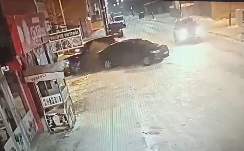 Ardahan’da Otomobil İş Yerine Daldı