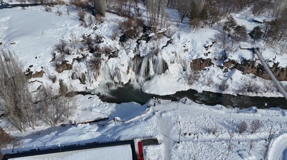 Muradiye Şelalesi Beyaz Gelinliğini Giydi