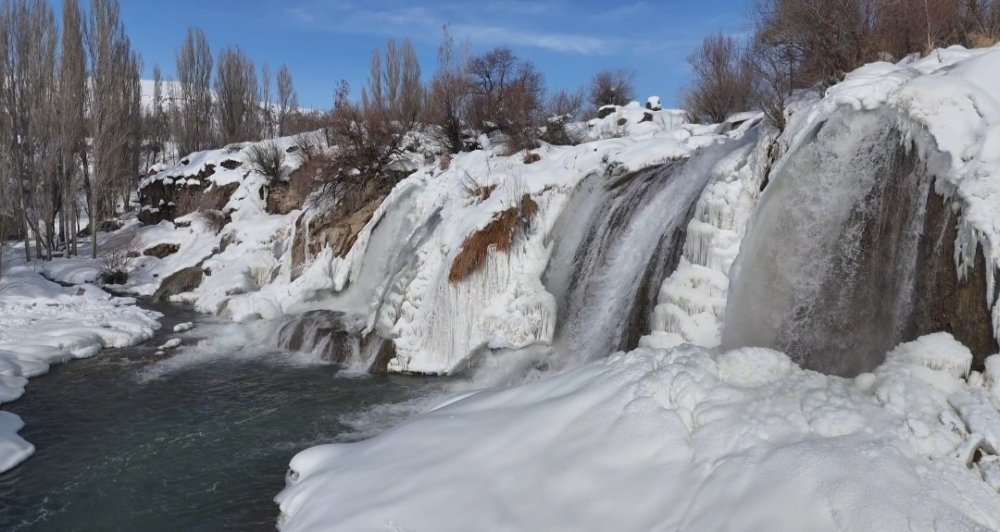 Muradiye Şelalesi Beyaz Gelinliğini Giydi