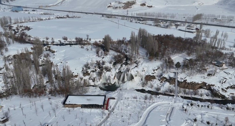 Muradiye Şelalesi Beyaz Gelinliğini Giydi