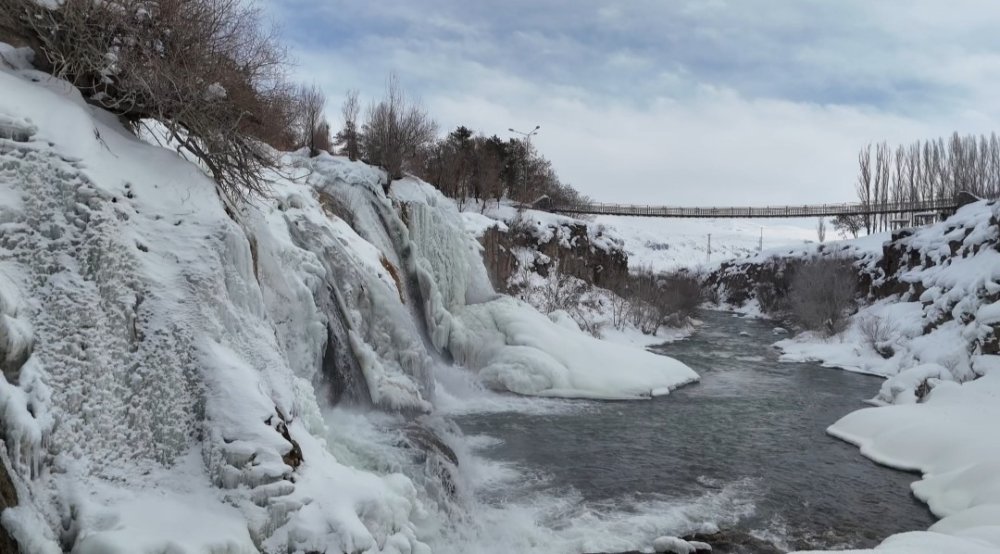 Muradiye Şelalesi Beyaz Gelinliğini Giydi