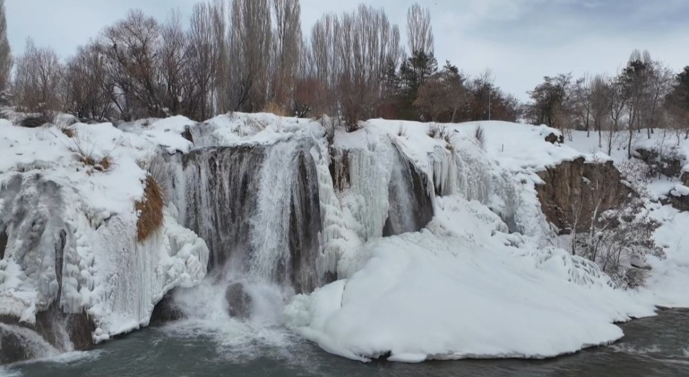 Muradiye Şelalesi Beyaz Gelinliğini Giydi