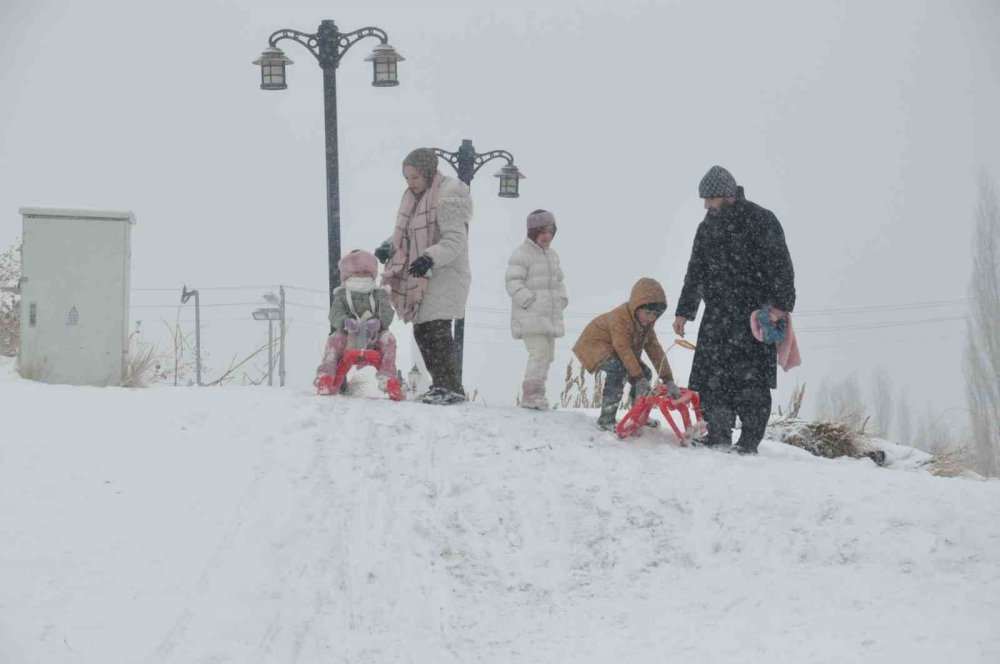 Kars’ta Kar Yağışı Eğlenceye Dönüştü