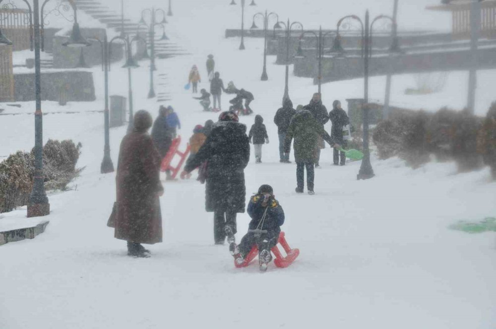 Kars’ta Kar Yağışı Eğlenceye Dönüştü