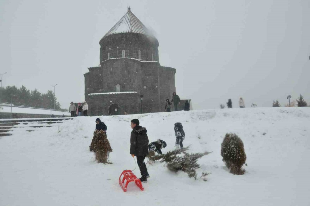 Kars’ta Kar Yağışı Eğlenceye Dönüştü