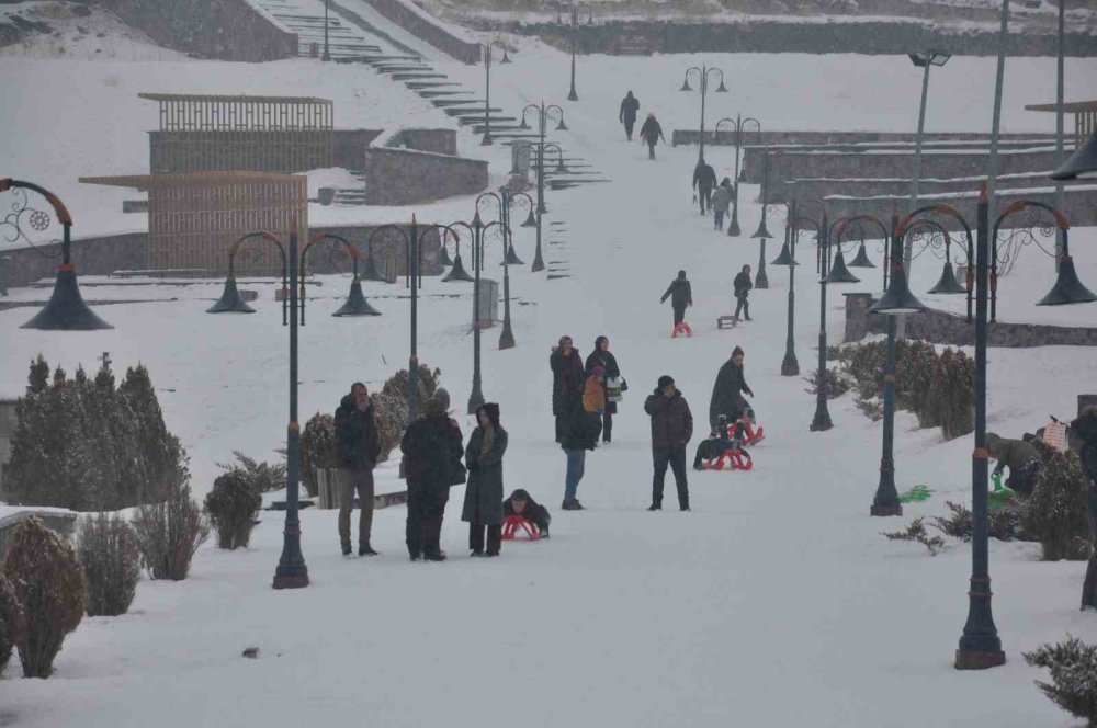 Kars’ta Kar Yağışı Eğlenceye Dönüştü