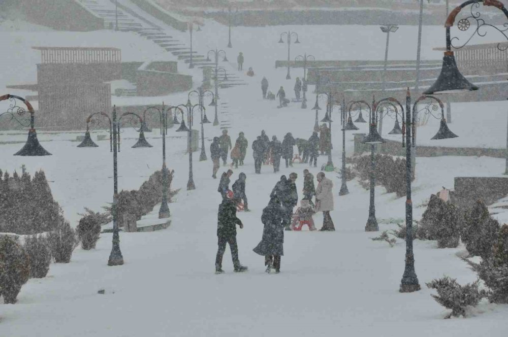 Kars’ta Kar Yağışı Eğlenceye Dönüştü