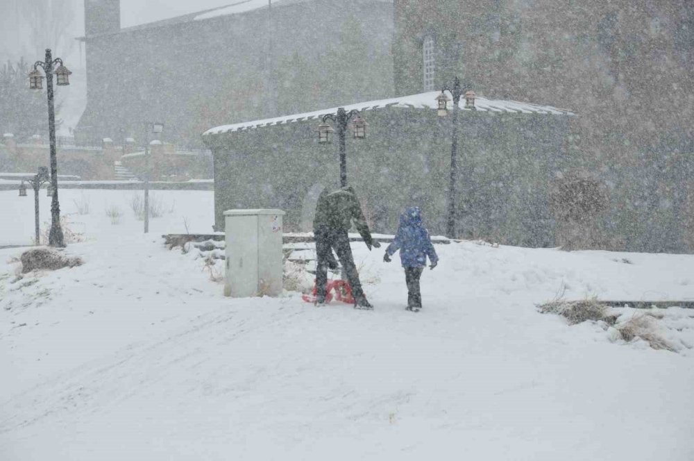 Kars’ta Kar Yağışı Eğlenceye Dönüştü