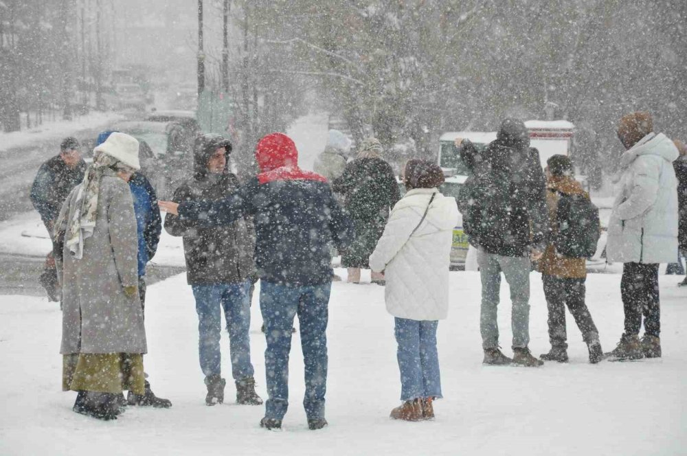 Kars’ta Kar Yağışı Eğlenceye Dönüştü