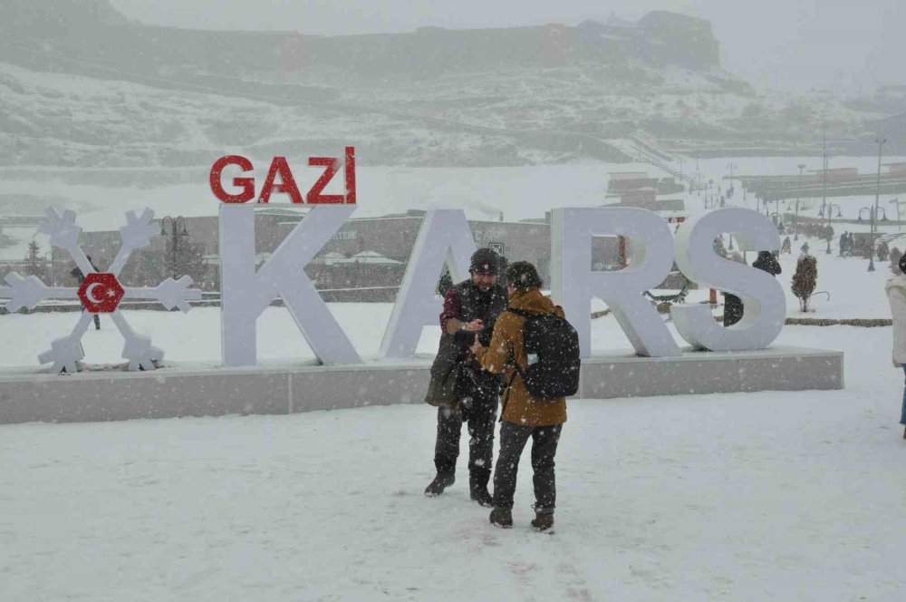 Kars’ta Kar Yağışı Eğlenceye Dönüştü