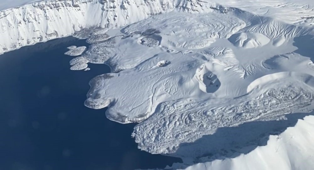 Nemrut Krater Gölü’nün Kış Güzelliği Mest Etti