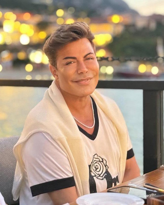 Şarkıcı ve Sunucu Fatih Ürek Hayatını Kaybetti.. Sanat Dünyası Yasta!