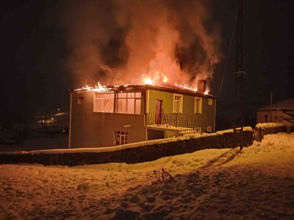 Akyaka'da İmam Evi Yangında Küle Döndü.. Ev Kullanılamaz Hale Geldi!