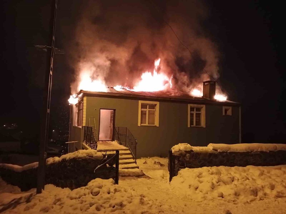 Akyaka'da İmam Evi Yangında Küle Döndü.. Ev Kullanılamaz Hale Geldi!